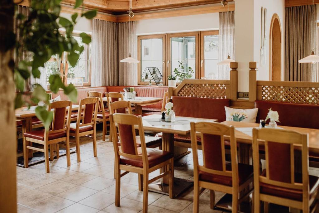 Dorfcafe Unken Hotelpension Swirtshaus Im Dorf Eksteriør billede